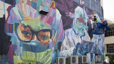 Κορωνοϊος: Η γηραιά ήπειρος «αποχαιρετάει» τα αυστηρά μέτρα