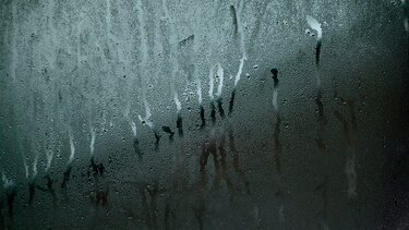 Τρεις τρόποι να περιορίσετε την υγρασία από τους τοίχους του σπιτιού σας