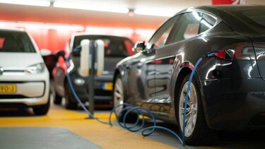 Ηλεκτροκίνηση: Το 12% των 480.000 σταθμών φόρτισης στην Ευρώπη λειτουργεί με συνεχές ρεύμα