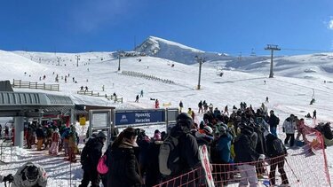 «Πλημμύρισε» κόσμο το χιονοδρομικό κέντρο Παρνασσού