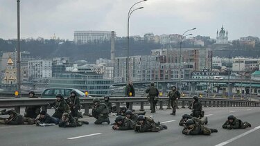 Ο Ζελένσκι καλεί τον Πούτιν σε διαπραγματεύσεις - Μάχες σώμα με σώμα στο Κίεβο 