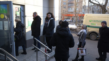 Οι Ρώσοι τρέχουν στα ATMs να βγάλουν χρήματα -Φοβούνται την κατάρρευση του ρουβλιού