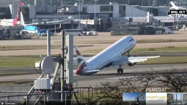 Αεροπλάνο "παλεύει" να προσγειωθεί εν μέσω θυελλωδών ανέμων - Δείτε βίντεο