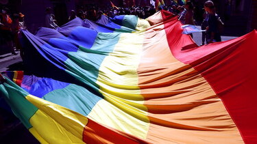 «Nεκρός ή gay;»