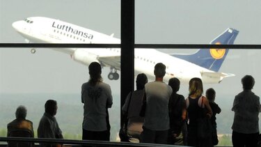 Πόλεμος Ουκρανία: Σταματούν τις πτήσεις προς Ρωσία, KLM και Lufthansa