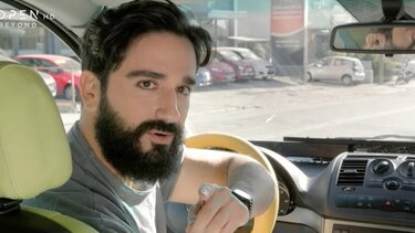 Διονύσης Ατζαράκης: Ολοκλήρωσε τα γυρίσματα για το «TAXI» του Open και το ανακοίνωσε ο ίδιος