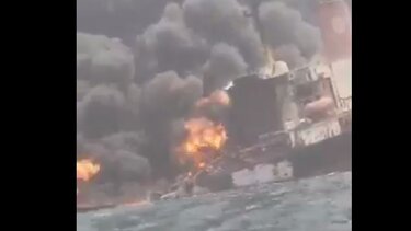 Συγκλονιστικές εικόνες με φλεγόμενο τάνκερ στη θάλασσα 