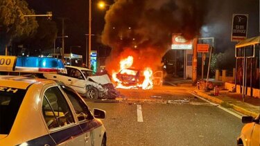 Αυτοκίνητο τυλίχθηκε στις φλόγες μετά από σφοδρή σύγκρουση