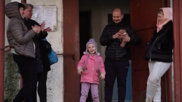 Ουκρανία: Τα συγκινητικά γενέθλια της 5χρονης Νταϊάνα σε καταφύγιο