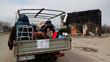 Τσεκάρουν για ναζιστικά τατουάζ τους πρόσφυγες στα ρωσικά σημεία ελέγχου