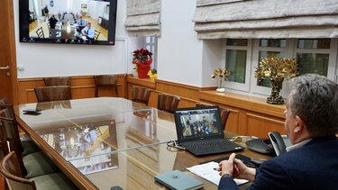  Τηλεδιάσκεψη Περιφερειαρχών με τον Πρωθυπουργό για νέο ΕΣΠΑ, Ταμείο Ανάκαμψης και Εθνικό Πρόγραμμα Ανάπτυξης