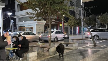 Ο πεζόδρομος μετατράπηκε σε πιάτσα ταξί!