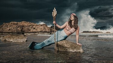 Η "γοργόνα" από την Κρήτη και το μήνυμα για την υπεραλίευση και τη θαλάσσια ρύπανση