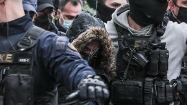 Η συγκλονιστική φωτογραφία από την προσαγωγή της Ρούλας Πισπιρίγκου