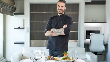 To challenge του Άκη Πετρετζίκη: Χαλβάς Εμινέ Ερντογάν VS γαλακτομπούρεκο Μαρίκας Μητσοτάκη