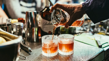 Σέρβιραν αλκοόλ σε ανηλίκους – Χειροπέδες σε υπεύθυνη καταστήματος στο Ρέθυμνο