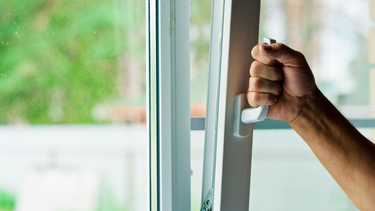 Ανέβηκε στην καρέκλα και πήδηξε στο κενό μπροστά στα μάτια της γυναίκας του!