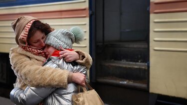 Οι Ουκρανοί που άντεξαν μία εβδομάδα βομβαρδισμών στο Κίεβο, εγκαταλείπουν τα σπίτια τους