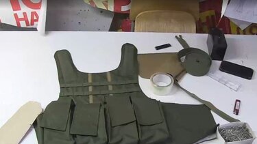 Πόλεμος στην Ουκρανία: Κατάστημα νυφικών ράβει πλέον γιλέκα για στρατιώτες