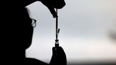 Τέλος στο πρόστιμο των 100 ευρώ στους ανεμβολίαστους άνω των 60 από τον επόμενο μήνα