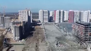 Ελεγχόμενες εκρήξεις από τους Ουκρανούς στο κατεστραμμένο εμπορικό κέντρο 