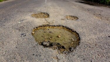 Έσκαψαν το οδόστρωμα, το κάλυψαν πρόχειρα και δημιουργήθηκε... λακκούβα