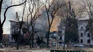 Σώοι οι πολίτες που είχαν κρυφτεί στο καταφύγιο σε θέατρο της Μαριούπολης