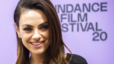 Η Μίλα Κούνις εξηγεί γιατί στην οικογένειά της δεν κλείνουν τις πόρτες του μπάνιου