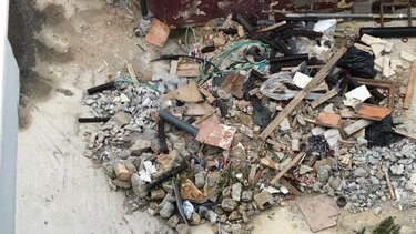 Θέα τα μπάζα και τα σκουπίδια!