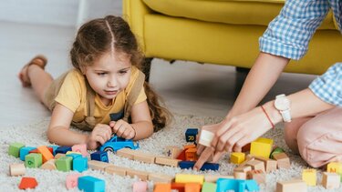 «Νταντάδες της Γειτονιάς»: Ποιοι δικαιούνται 500 ευρώ το μήνα 