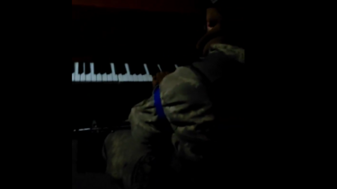 Πεζοναύτης παίζει πιάνο εμψυχώνοντας τους Ουκρανούς στη Μαριούπολη