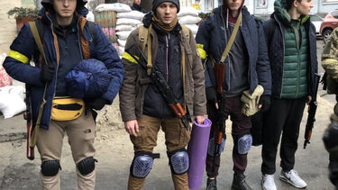 18χρονοι Ουκρανοί επιστρέφουν εθελοντικά και παίρνουν το όπλο τους