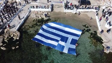 Μέσα στα κύματα του Αιγαίου και στα νερά της Πειραϊκής η ελληνική σημαία