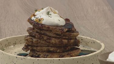 Πολύσπορα pancakes με γαλοτύρι και χαρουπόμελο