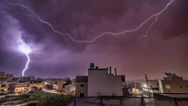Έγινε η νύχτα μέρα από τις καταιγίδες - Συνεχίζεται η κακοκαιρία στην Κρήτη