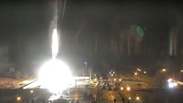 Ουκρανία: Στις φλόγες παραδόθηκε τμήμα του πυρηνικού εργοστασίου στη Ζαπορίζια