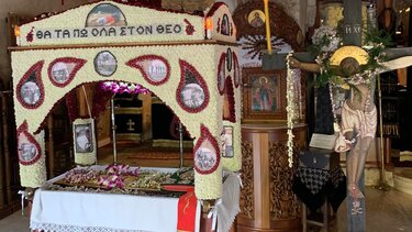 Κορυφώνεται το Θείο Δράμα - Δείτε τους ανθοστόλιστους Επιτάφιους