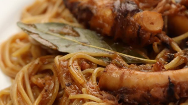 Χταπόδι κοκκινιστό με μακαρόνια