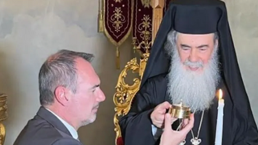 Παρελήφθη από την ελληνική αποστολή το Άγιο Φως 