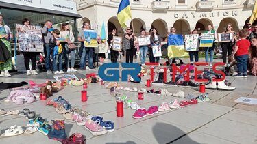 Η Αριστοτέλους γέμισε παιδικά παπούτσια