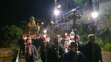 Πλήθος κόσμου στο Ιερό Ησυχαστήριο Αγίας Φωτεινής της Σαμαρείτιδας την Μεγάλη Παρασκευή