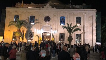 Συρρέουν οι πιστοί στις εκκλησίες για την Ανάσταση