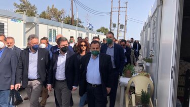 Δίπλα στους σεισμόπληκτους, στο Αρκαλοχώρι, ο Νίκος Ανδρουλάκης 