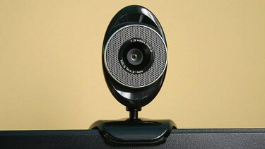 Πώς να καταλάβετε αν κάποιος σας κατασκοπεύει μέσα από την κάμερα της συσκευής σας