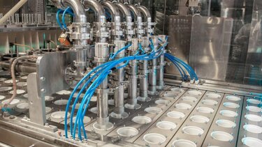 Πώς από εργάτες σε εργοστάσιο ελληνικού γιαουρτιού έγιναν εκατομμυριούχοι