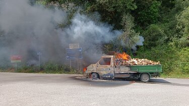 "Λαμπάδιασαν" τα ξύλα και το... αυτοκίνητο!