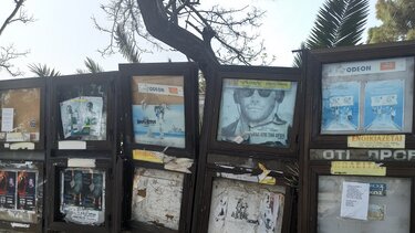 Όσα παίρνει ο άνεμος: Αιωρούμενο διαφημιστικό πλαίσιο απειλεί!