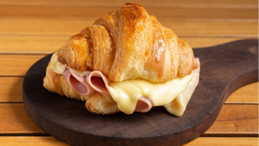 Ψητό κρουασάν βουτύρου με ζαμπόν και τυρί