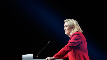 Bελγικός τύπος: Προηγείται η Λεπέν στην υπερπόντια Γαλλία