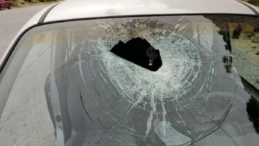 Πέτρα "προσγειώθηκε"... μέσα σε αυτοκίνητο! 